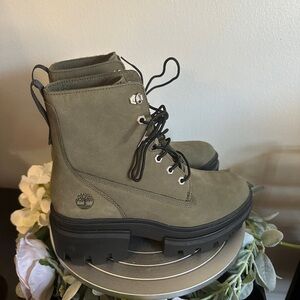 Women’s Timberland Green Lace-Up Boots with Black Soles size 9